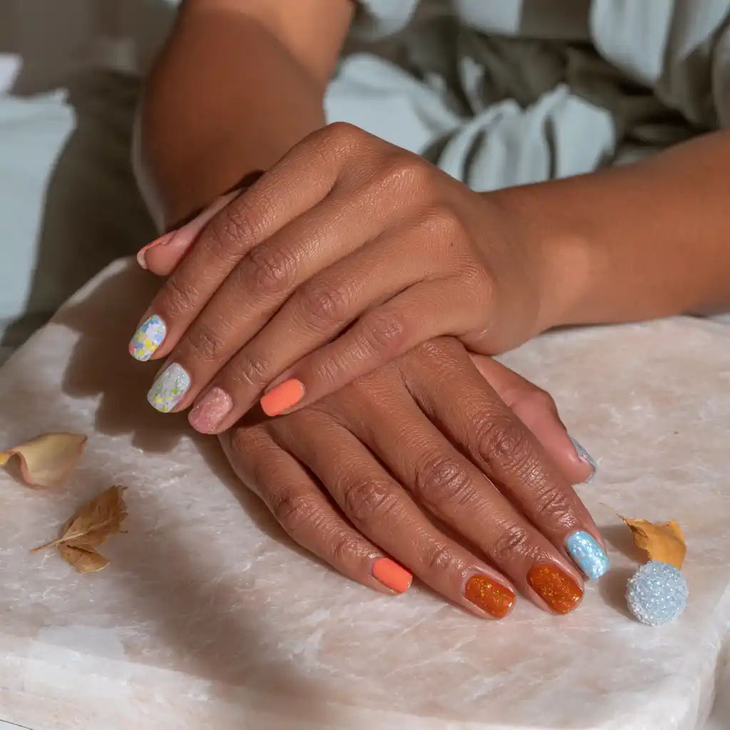 Mains avec vernis à ongles coloré