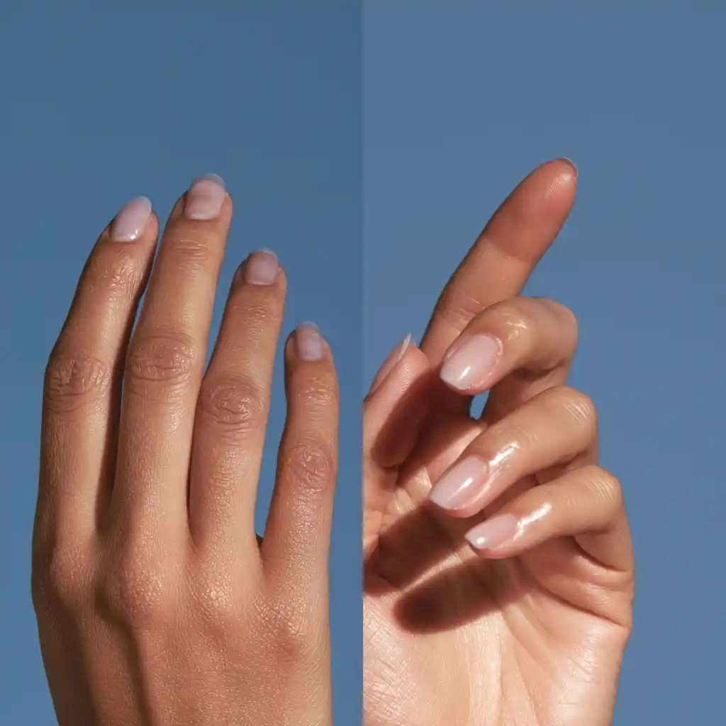 Mains avec vernis à ongles neutre