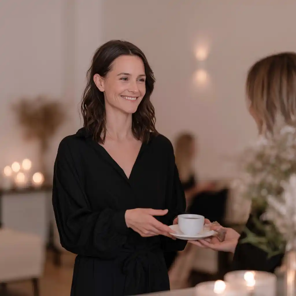 Femme souriante avec une tasse de café.
